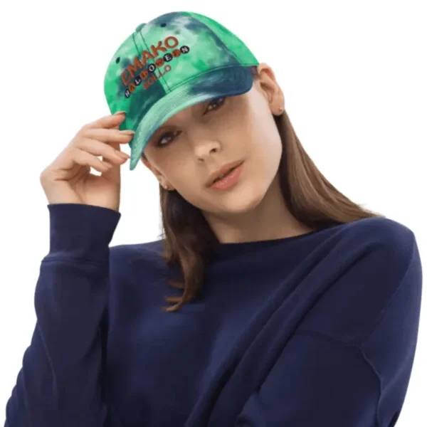 jeune dame arborant une casquette tie and dye EmakoBollo Halloween