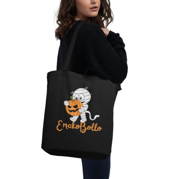 femme avec un tote bag bio halloween