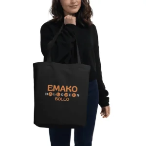 femme âge moyen tenant en main un tote bag bio EmakoBollo