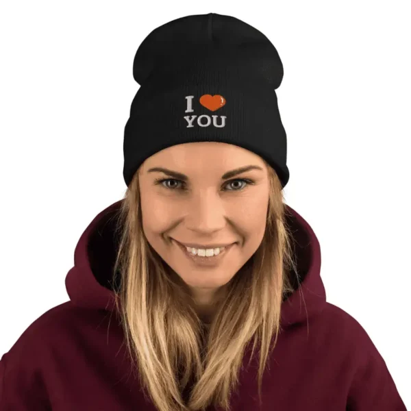 Femme souriante arborant un bonnet brodé I love you EmakoBollo