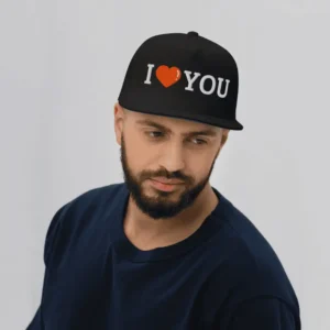 homme arborant une casquette à visière plate noir avec broderie I love you