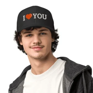 homme souriant arborant une casquette adidas original noir brodé I love you