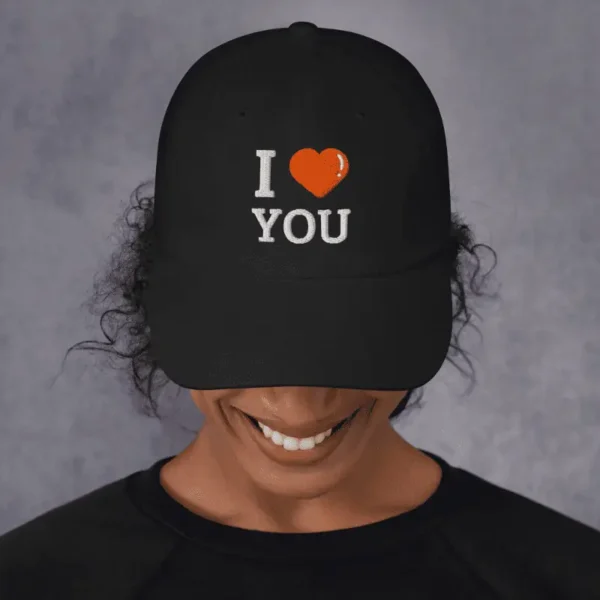 femme souriante arborant une casquette baseball original I love you EmakoBollo