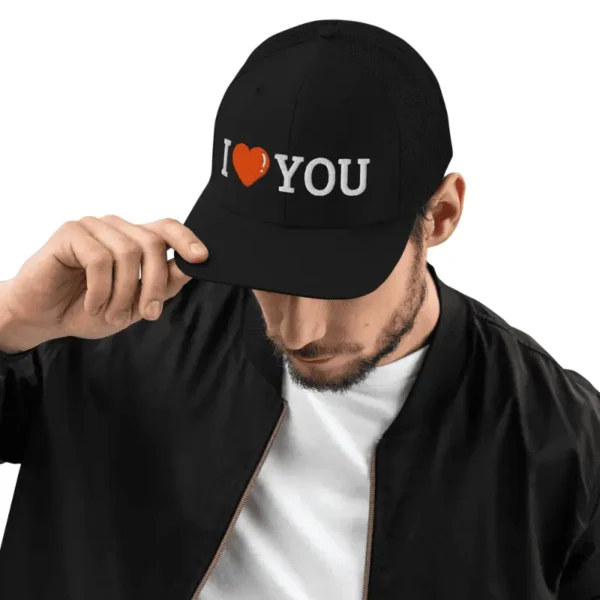 photo d' un homme arborant une casquette style trucker noir brodée I love you