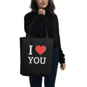 Femme portant sur son épaule un éco bag noir imprimé I love you