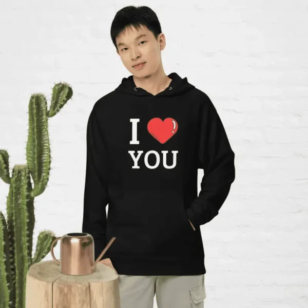 Jeune homme arborant un sweat à capuche couple noir I love you.