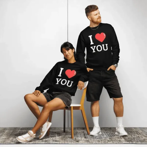 jeune couple arborant le sweat couple I love you de couleur noir