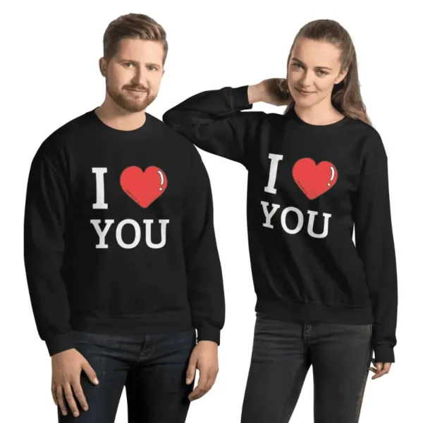 Jeune couple arborant un pull personnalisé couple noir imprimé I love you