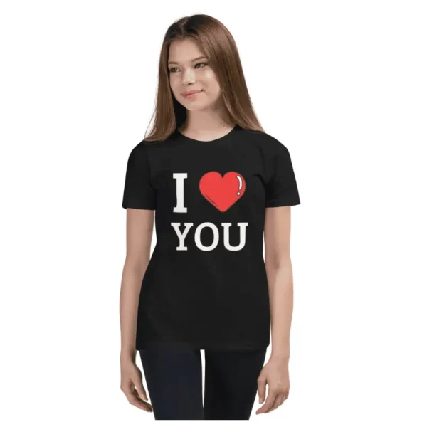 jeune fille arborant un t-shirt adolescent noir imprimé I love you