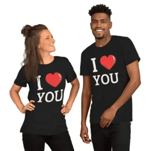 Couple arborant fièrement le t-shirt couple assorti I love you