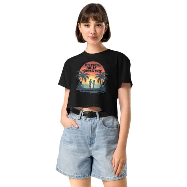 femme arborant un crop top