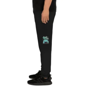 homme arborant un pantalon de jogging noir avec une tennis noir