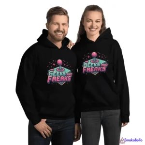 couple arborant un sweat à capuche noir retro arcade