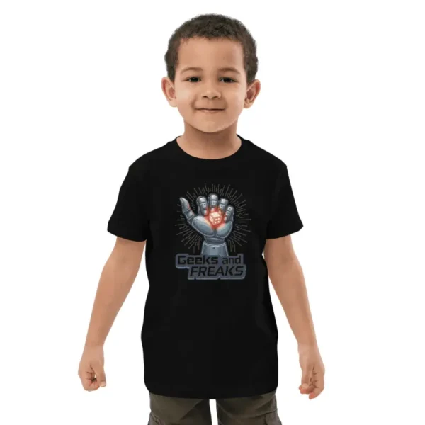 enfant de 3 ans souriant arborant t-shirt coton bio enfant noir imprimé Geeks and freaks