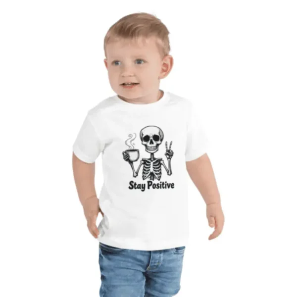 enfant souriant arborant un t-shirt enfant personnalisé pas cher blanc