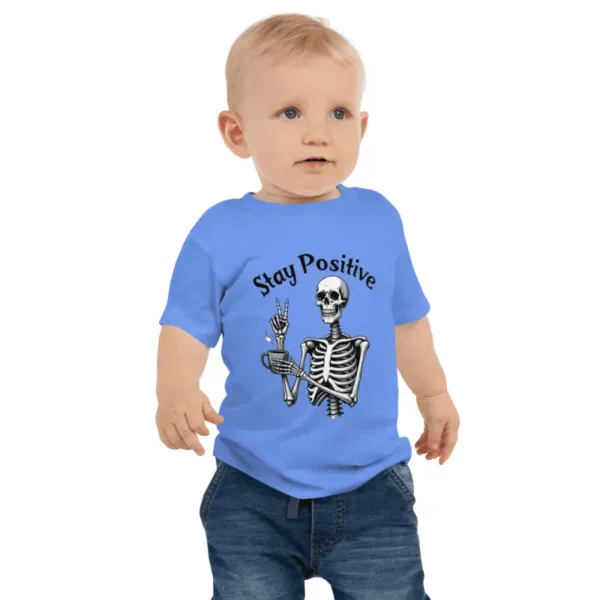 enfant arborant un t-shirt enfant personnalisé