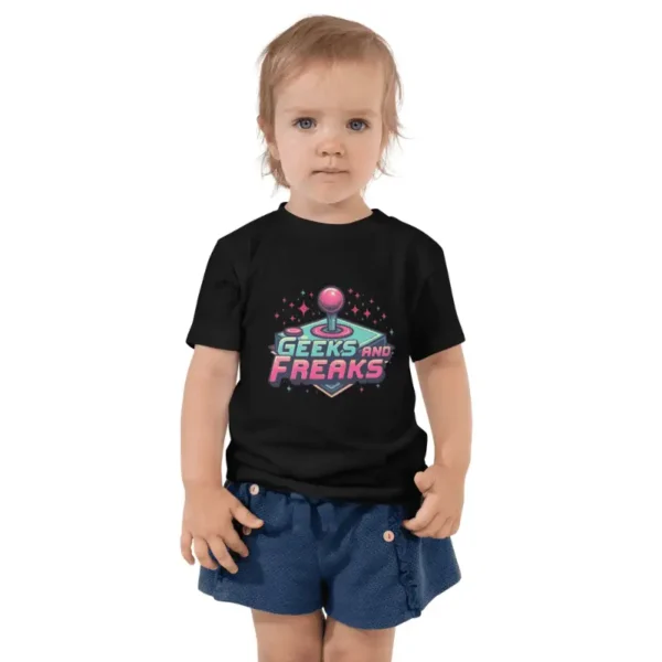 enfant arborant un t-shirt manches courtes enfant retro arcade