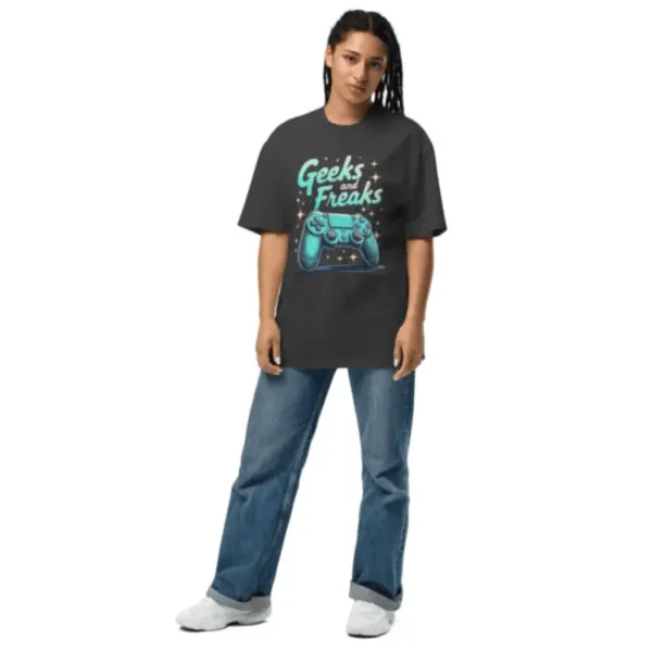 femme arborant un tee shirt délavé oversize geek chic