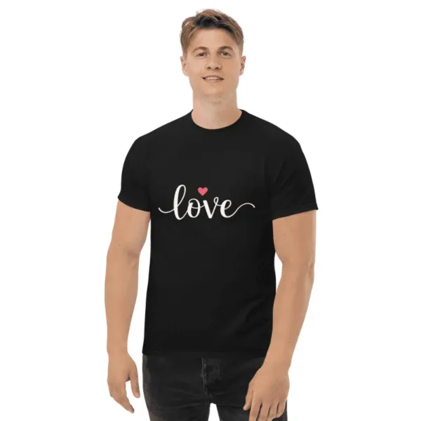 jeune homme arborant un t-shirt love noir